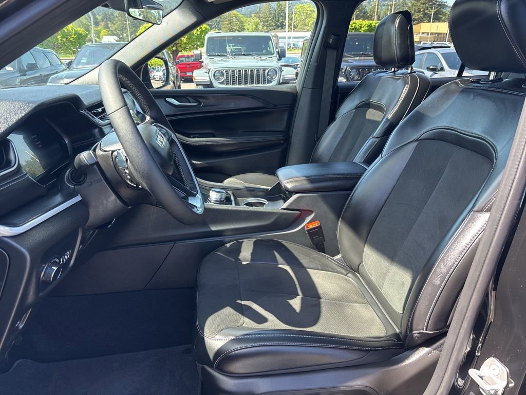Used 2025 Jeep Grand Cherokee L Altitude AWD/4WD image 9