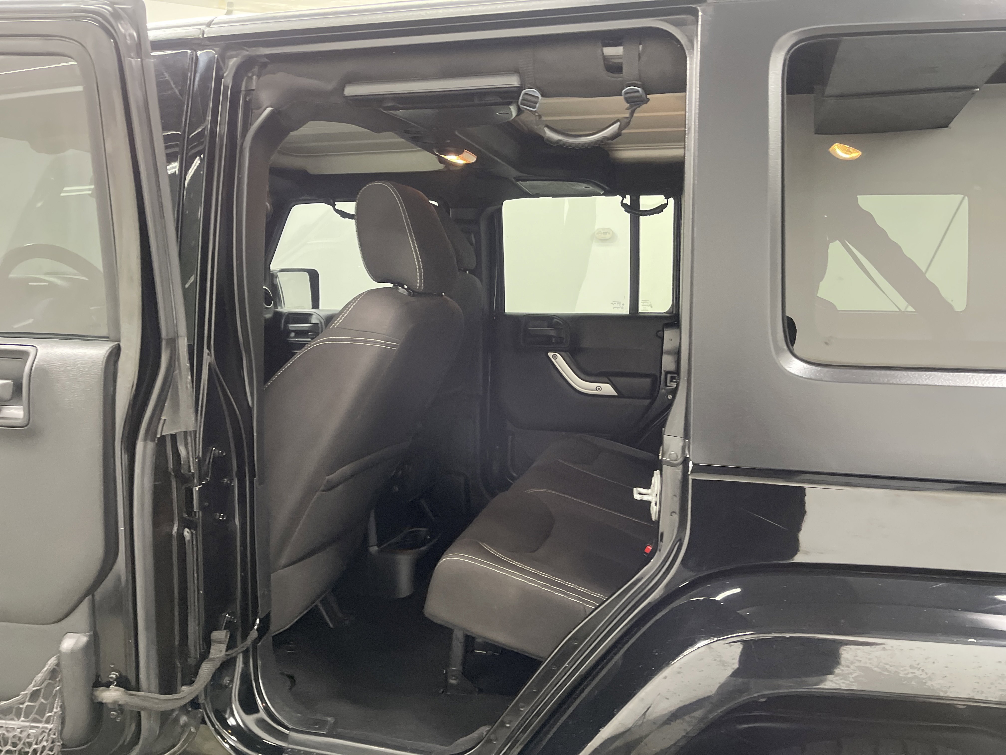 Used 2015 Jeep Wrangler Unlimited Sahara w/ Connectivity Group image 13