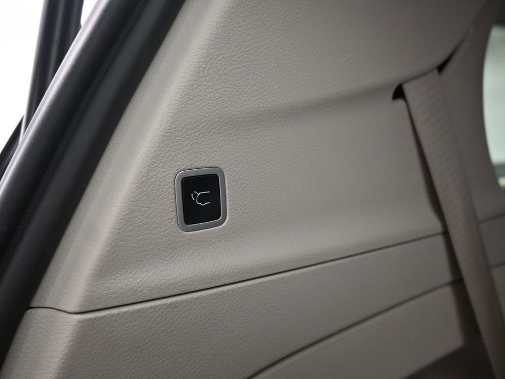 Used 2024 Chrysler Pacifica Touring-L image 9