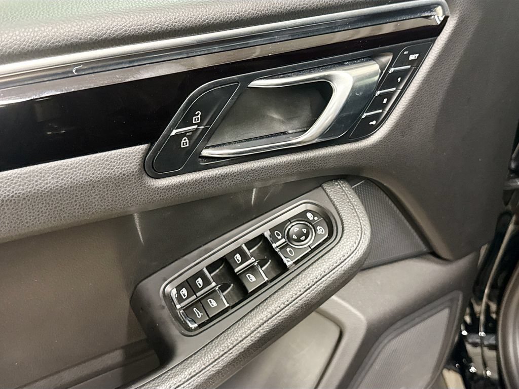 Certified 2020 Porsche Macan AWD/4WD image 19