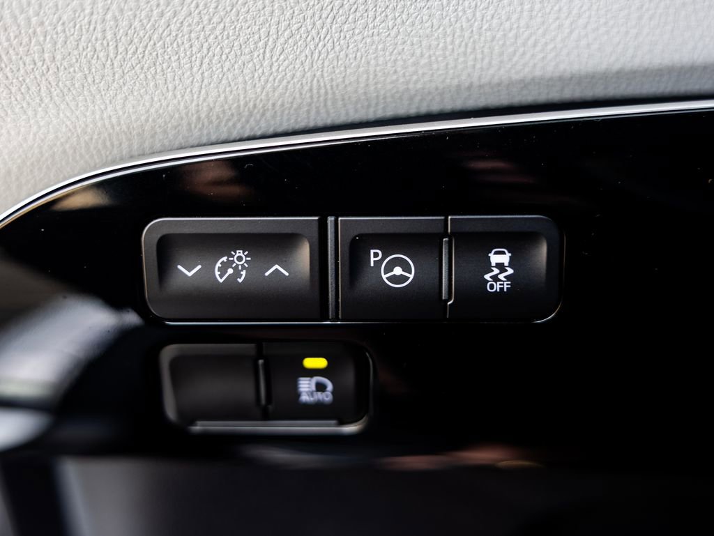 Used 2022 Toyota Prius XLE FWD image 23