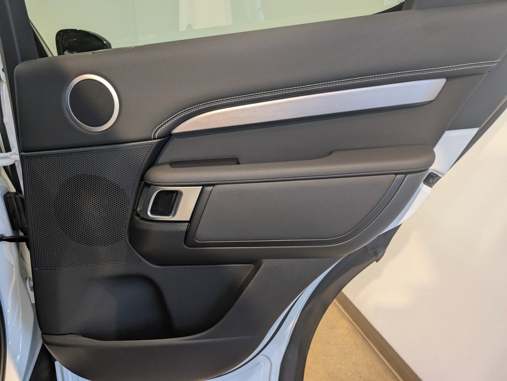 Used 2024 Land Rover Discovery Dynamic SE image 29