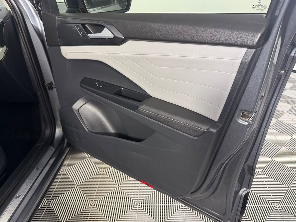 Used 2024 Volkswagen Taos SEL image 32