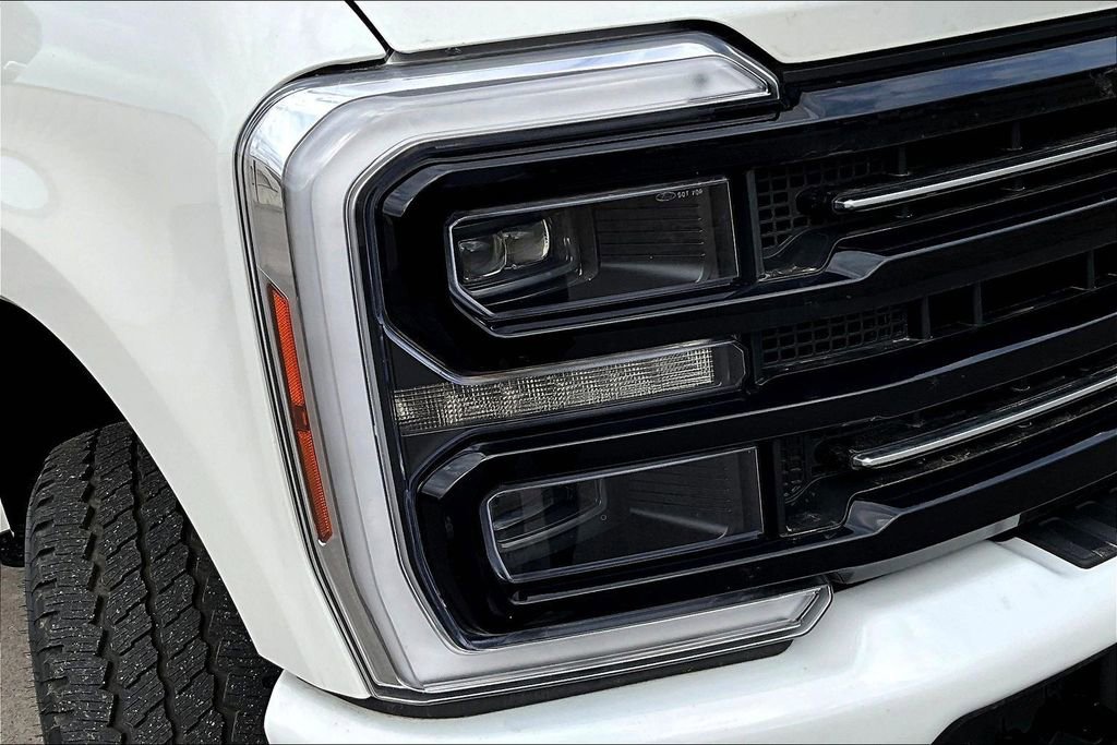 Used 2025 Ford F350 Platinum w/ FX4 Off-Road Package image 32