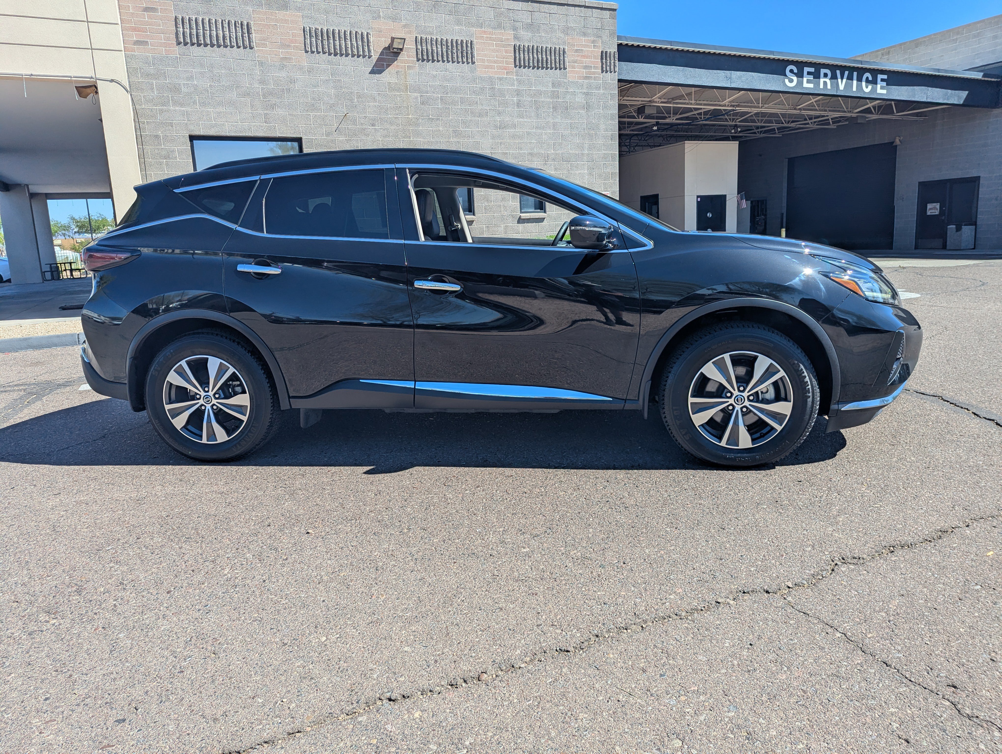 Used 2022 Nissan Murano SV image 2