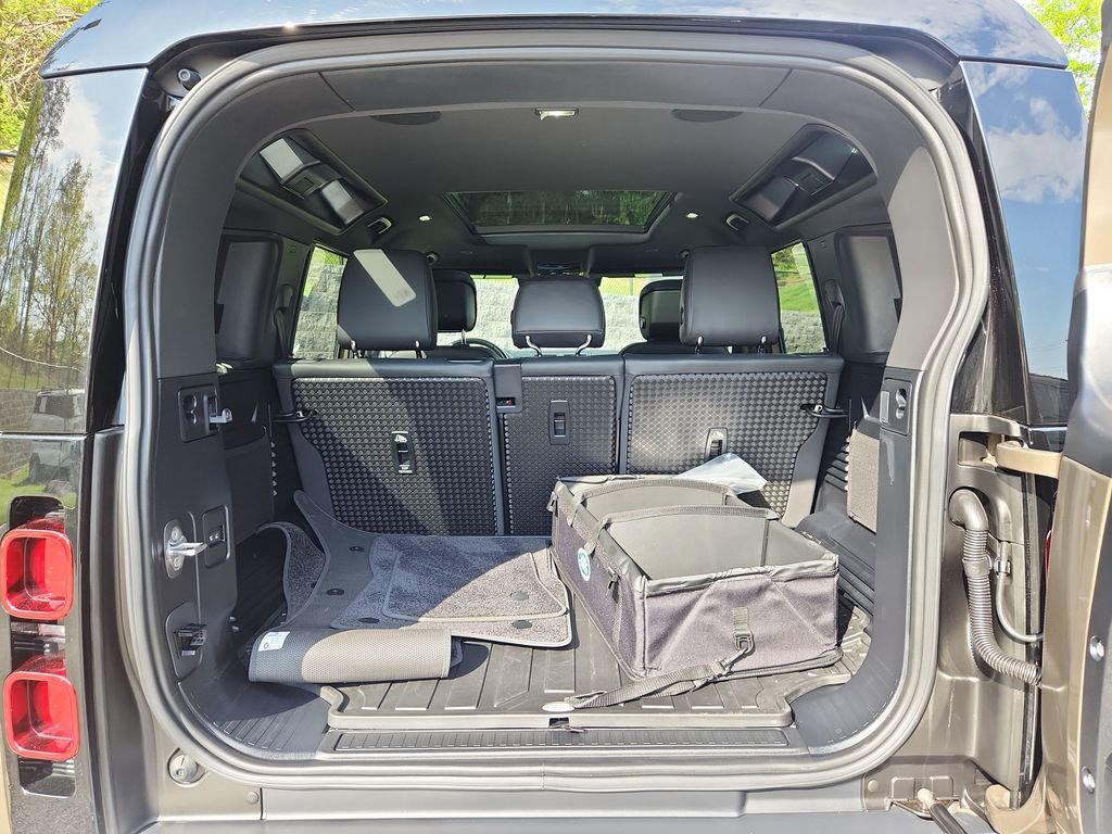 Used 2024 Land Rover Defender 110 SE image 13