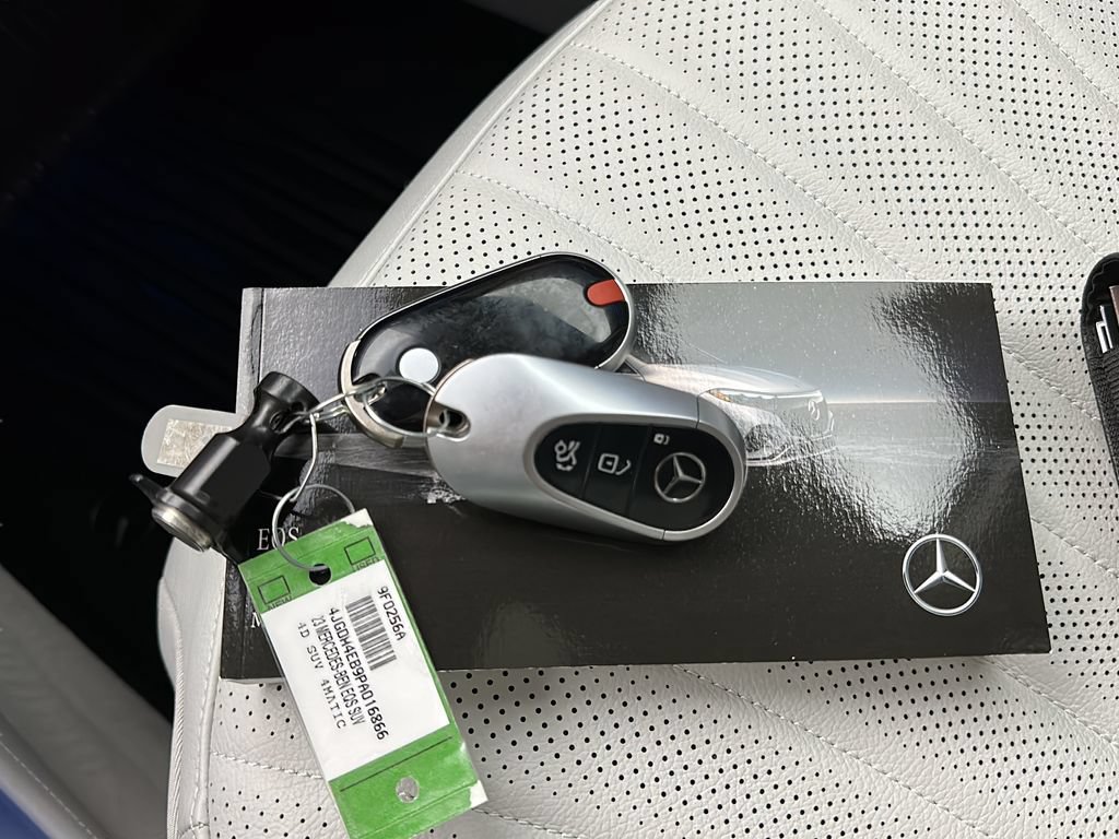Used 2023 Mercedes-Benz EQS 580 4MATIC SUV image 33