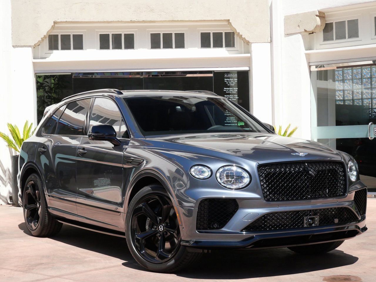 Used 2025 Bentley Bentayga image 1