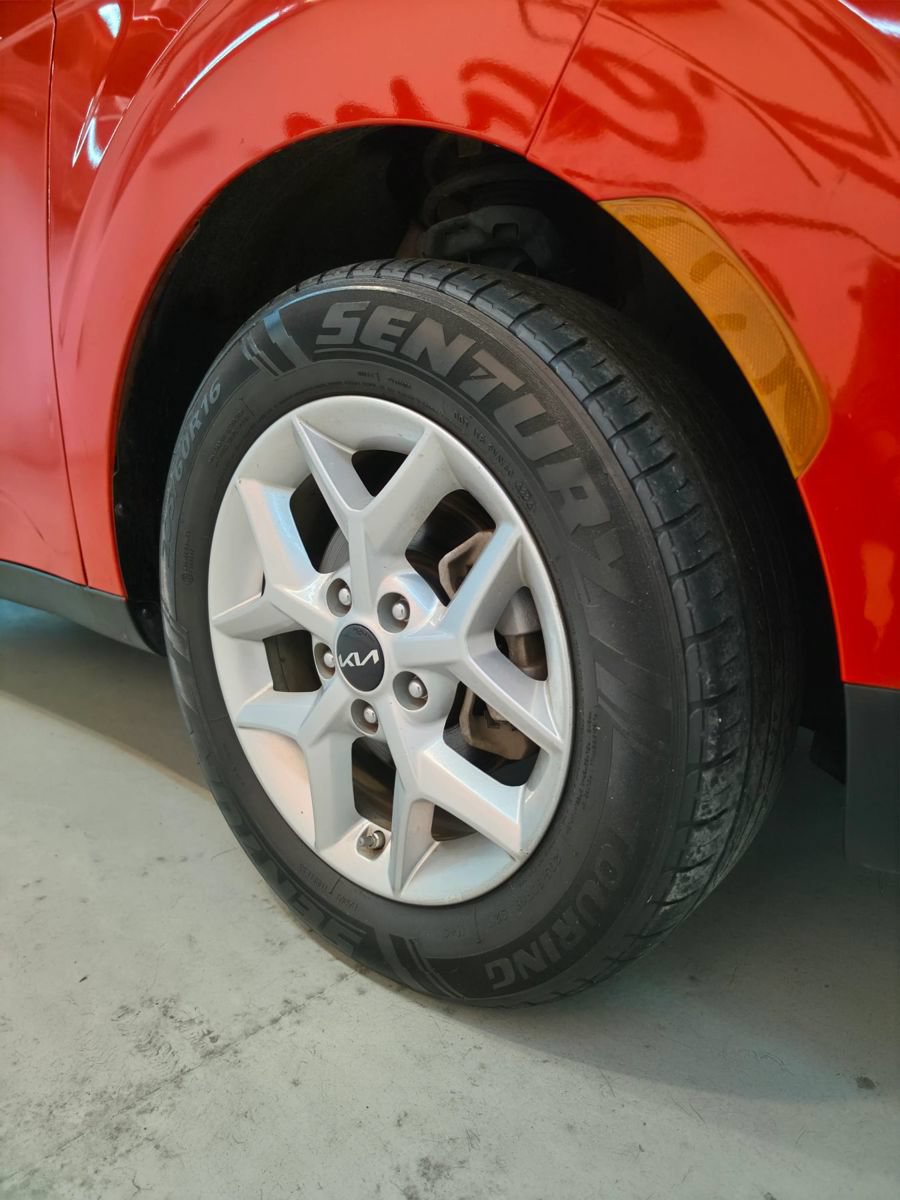 Used 2024 Kia Soul LX w/ LX Technology Package FWD image 11