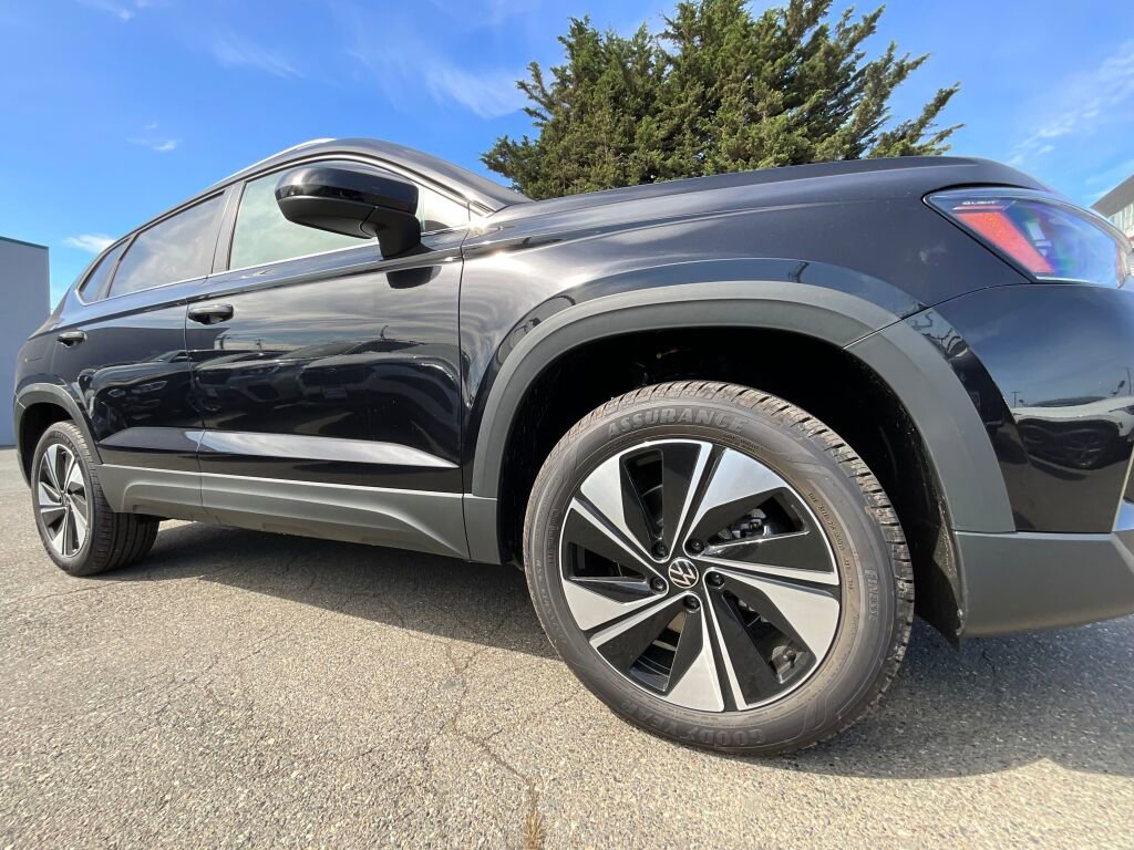 New 2025 Volkswagen Taos SE image 9
