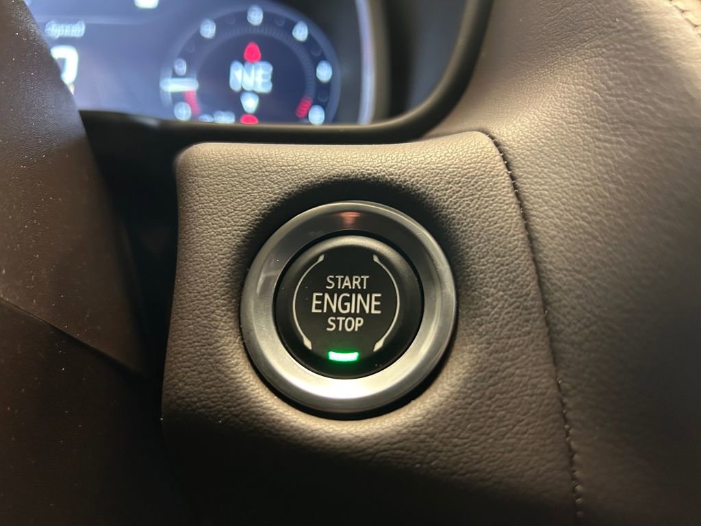 Used 2023 GMC Yukon SLT w/ SLT Luxury Package image 16