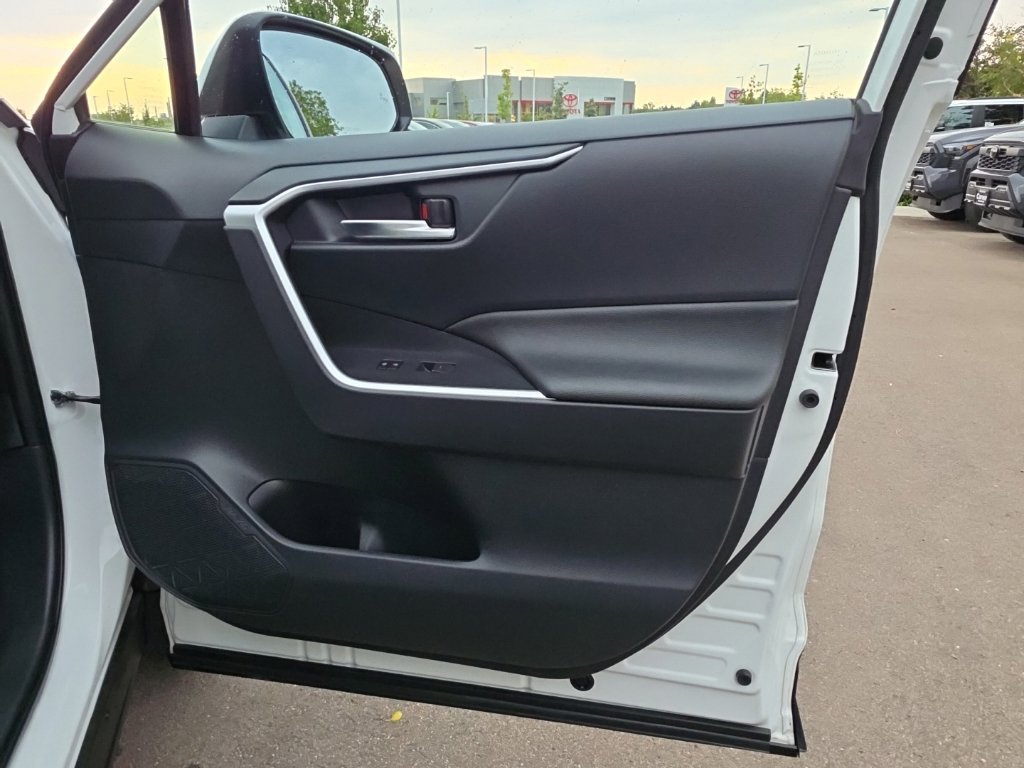 Used 2025 Toyota RAV4 SE AWD/4WD image 10