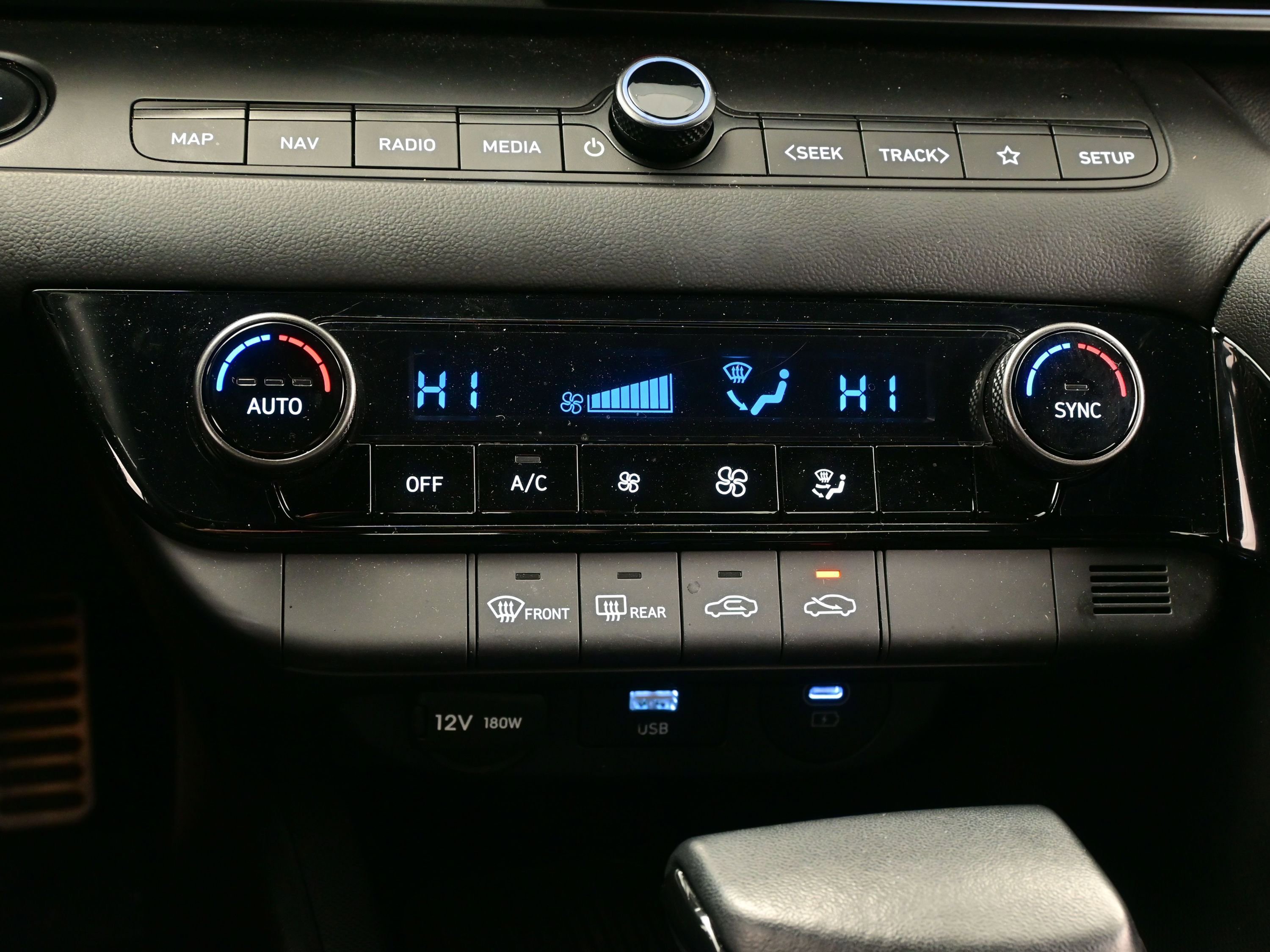 Certified 2025 Hyundai Elantra SEL image 20