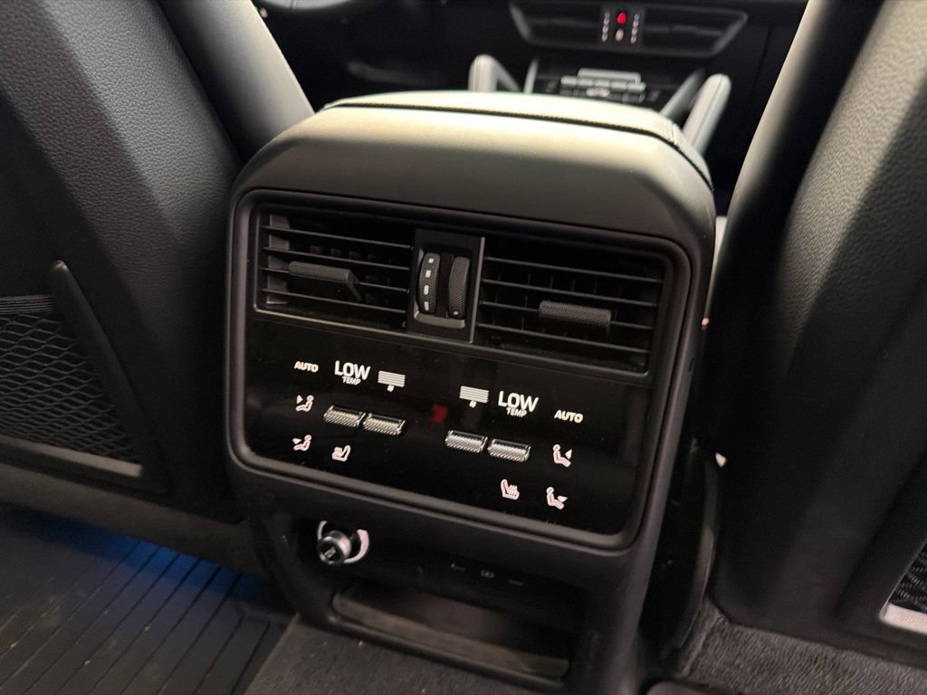 Used 2025 Porsche Cayenne AWD/4WD image 20