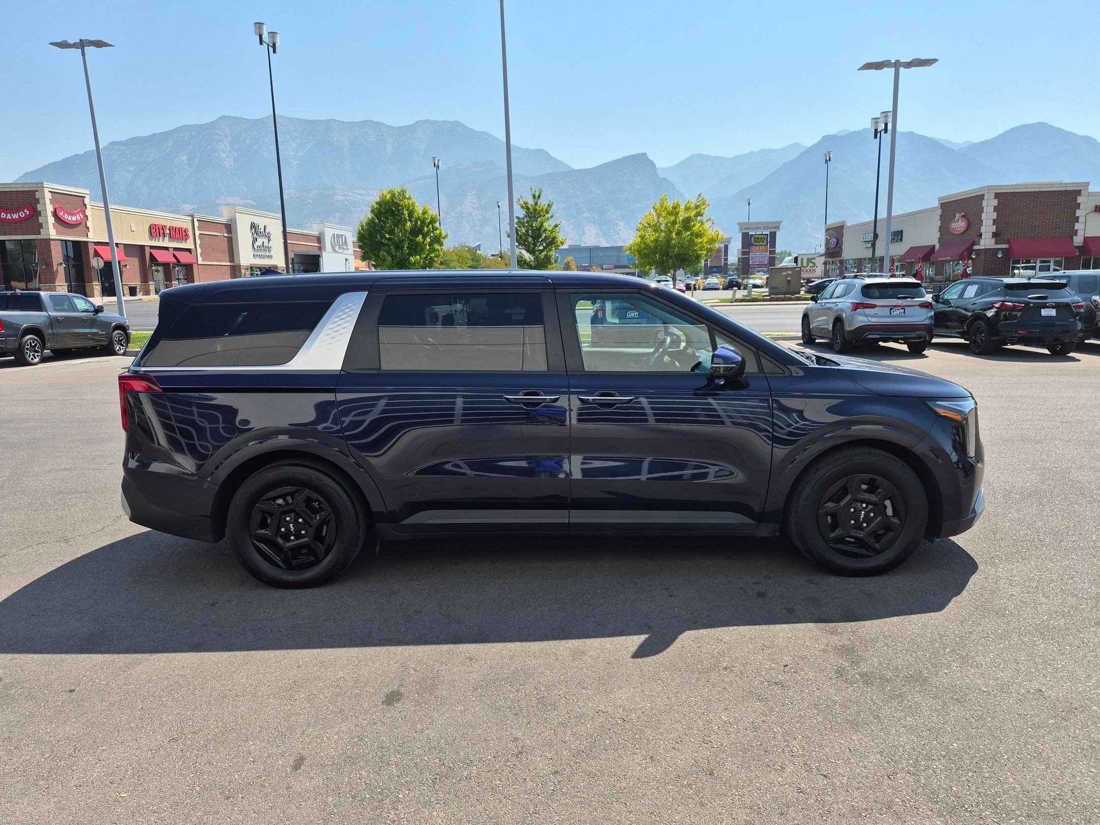 Used 2025 Kia Carnival FWD image 2