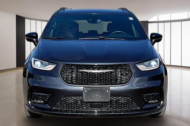 Used 2021 Chrysler Pacifica Touring-L w/ Uconnect Theater Family Group FWD image 2