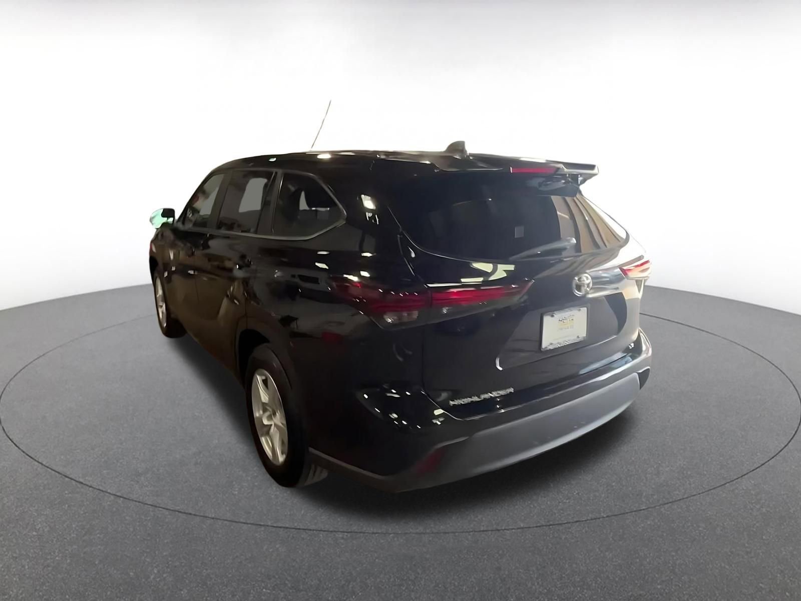 Used 2025 Toyota Highlander LE FWD image 11