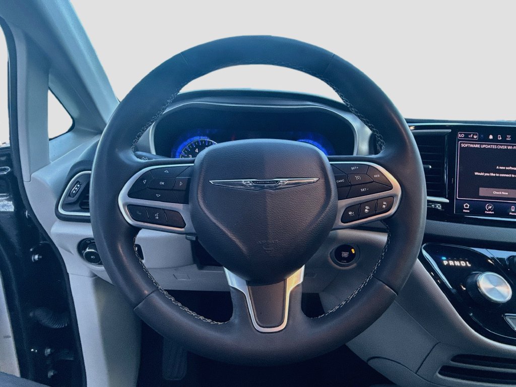 Used 2023 Chrysler Pacifica Touring-L FWD image 12