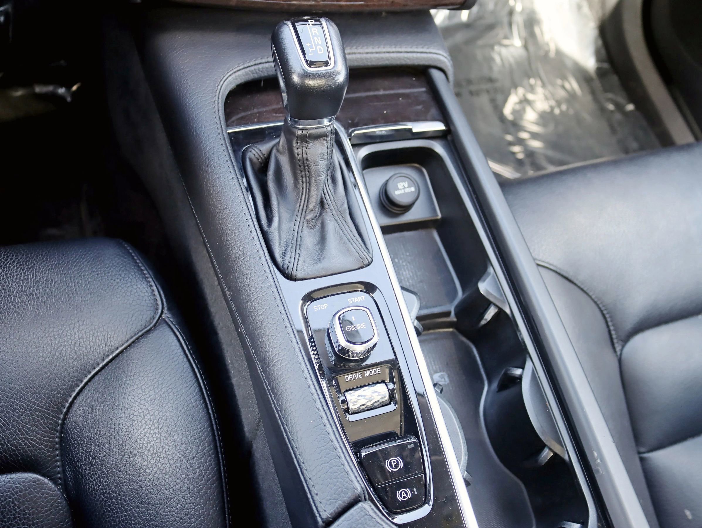 Used 2017 Volvo XC90 T6 Momentum w/ Vision Package image 29