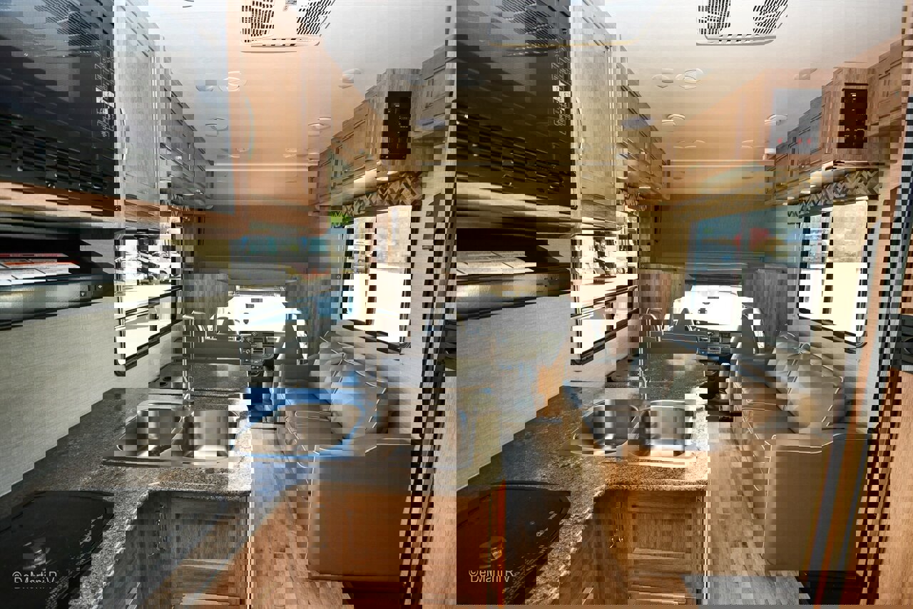 Used 2018 Chevrolet Express 4500 w/ RV Package RWD image 12