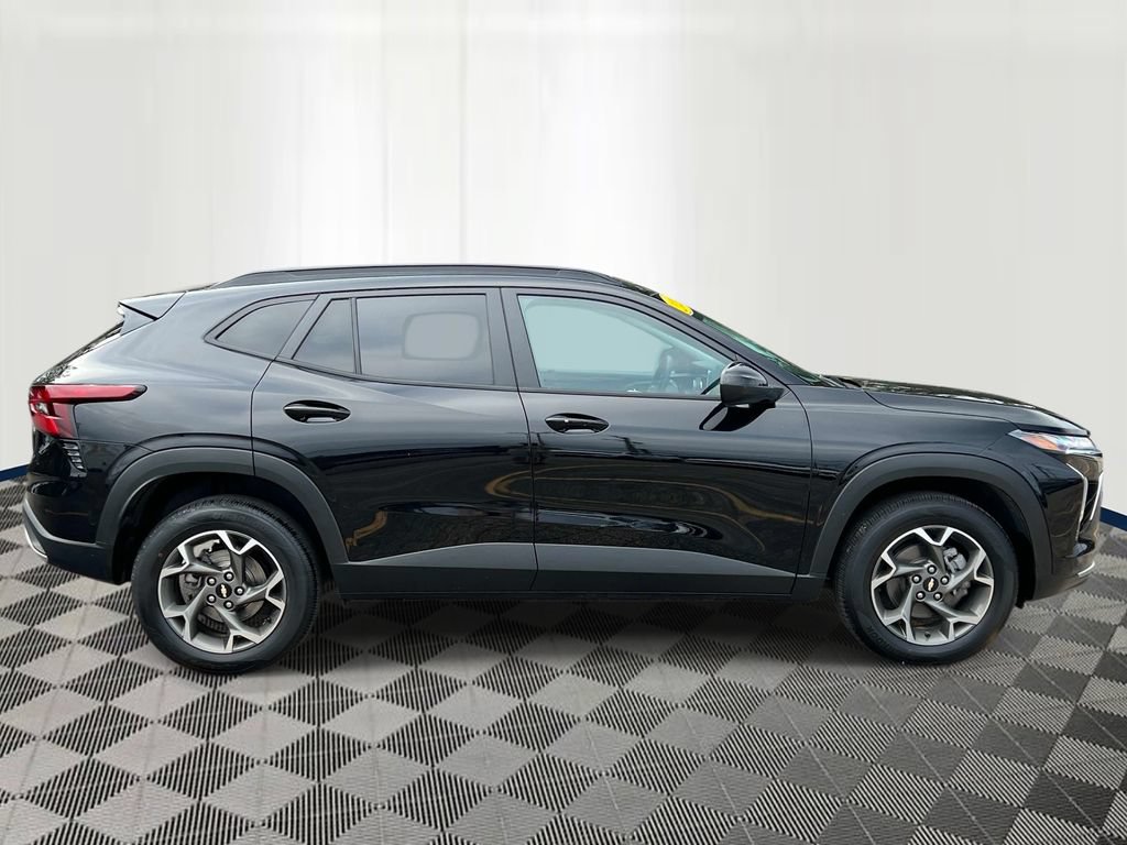 Used 2024 Chevrolet Trax LT w/ Driver Confidence Package FWD image 6