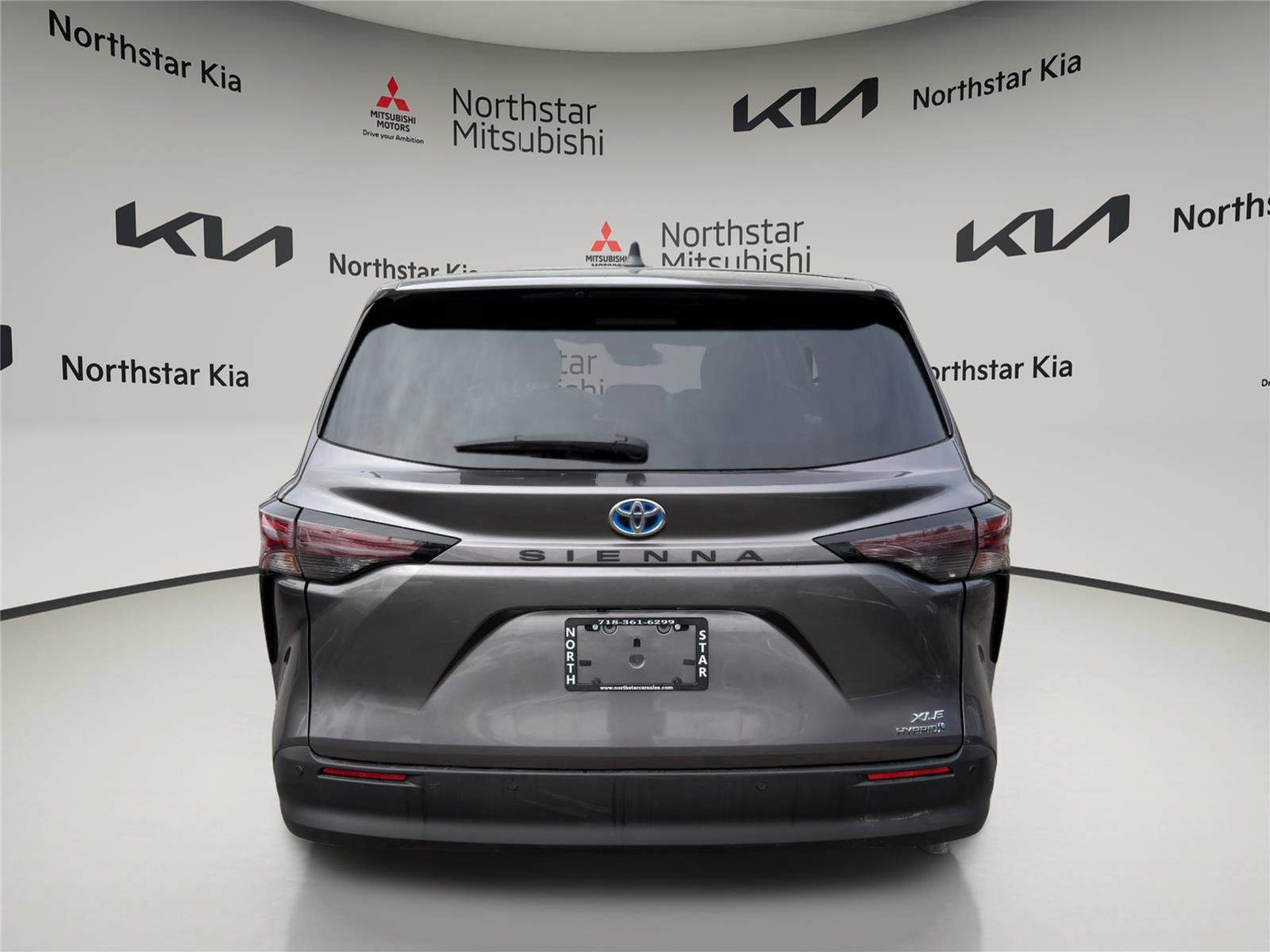 Used 2023 Toyota Sienna XLE image 3
