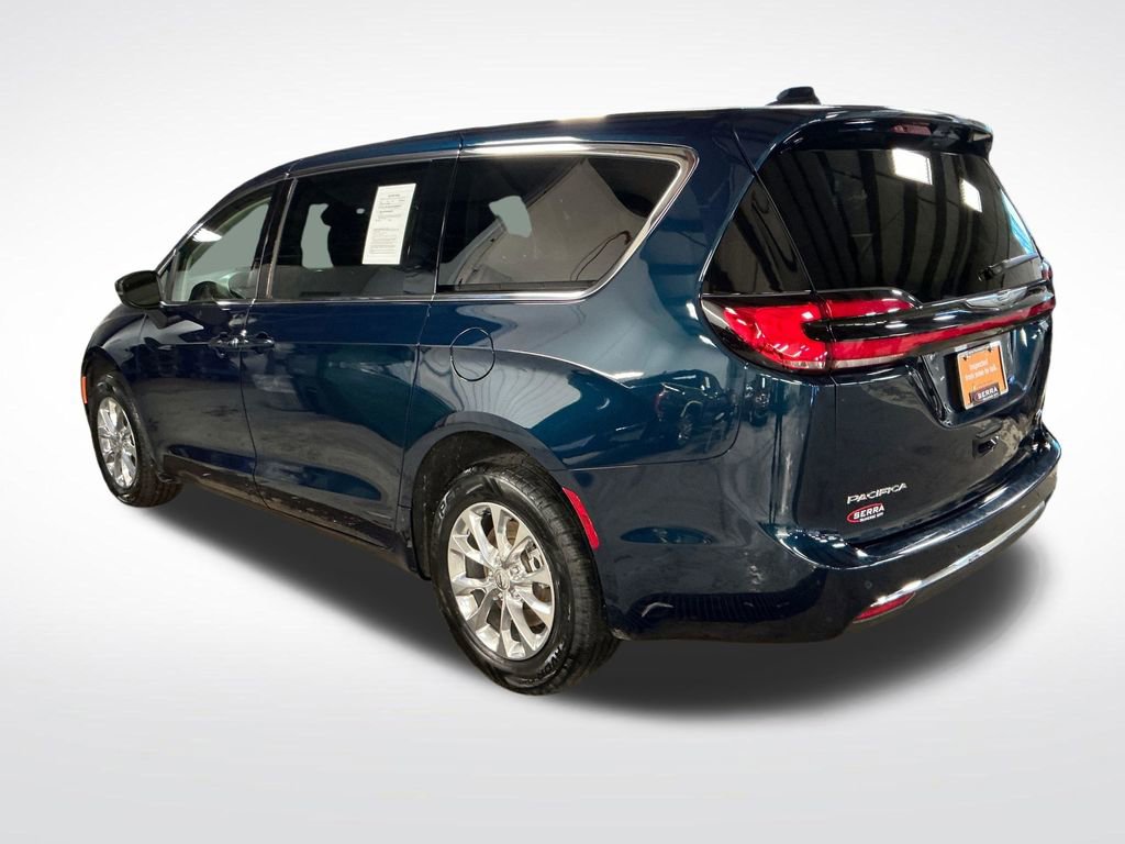 Used 2023 Chrysler Pacifica Touring-L AWD/4WD image 3