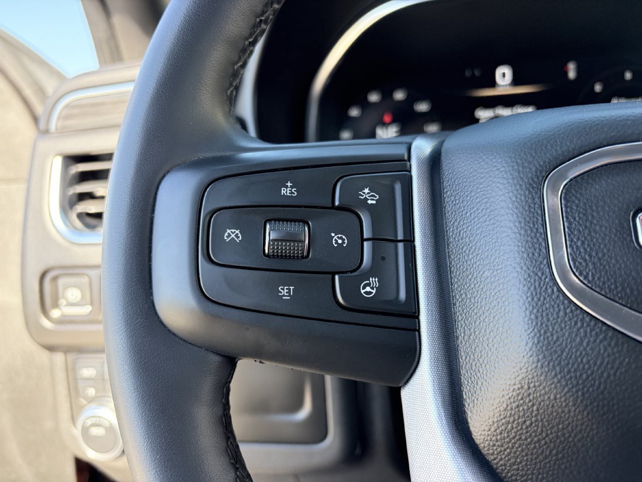 Used 2023 GMC Yukon SLT w/ SLT Premium Package AWD/4WD image 21