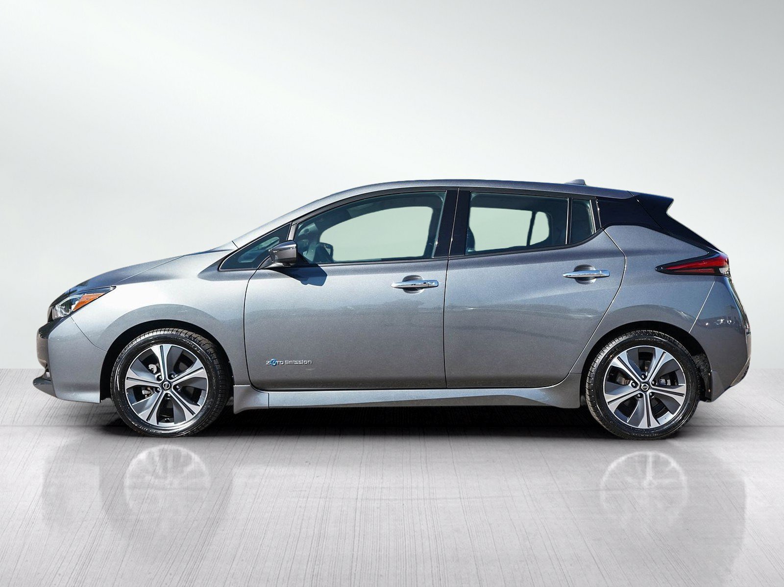 Used 2018 Nissan Leaf SL w/ SL Technology Package FWD image 2