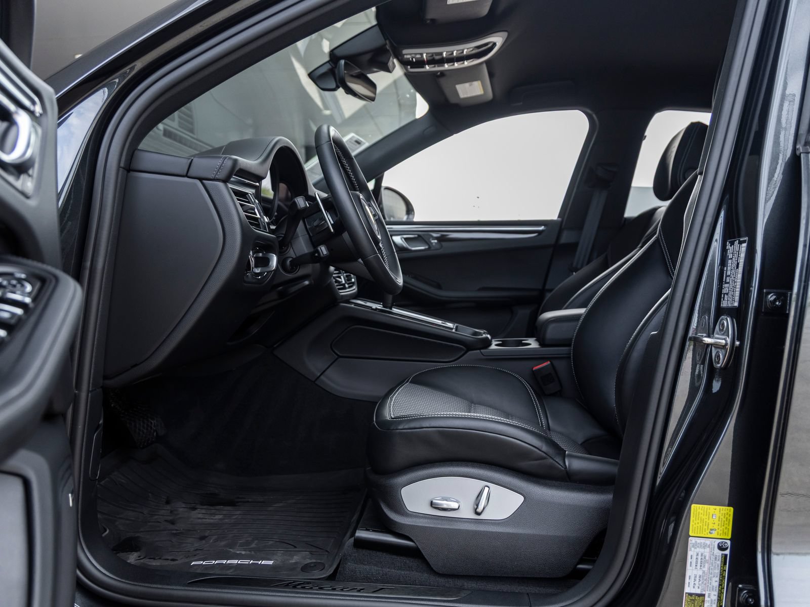 Certified 2025 Porsche Macan Turbo AWD/4WD image 20