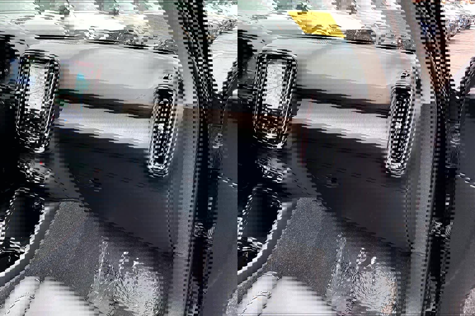 Certified 2024 Volvo XC40 B5 Plus w/ Protection Package Premier image 18