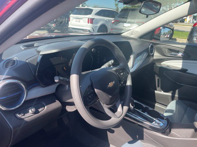 Used 2025 Chevrolet Trax LT FWD image 9