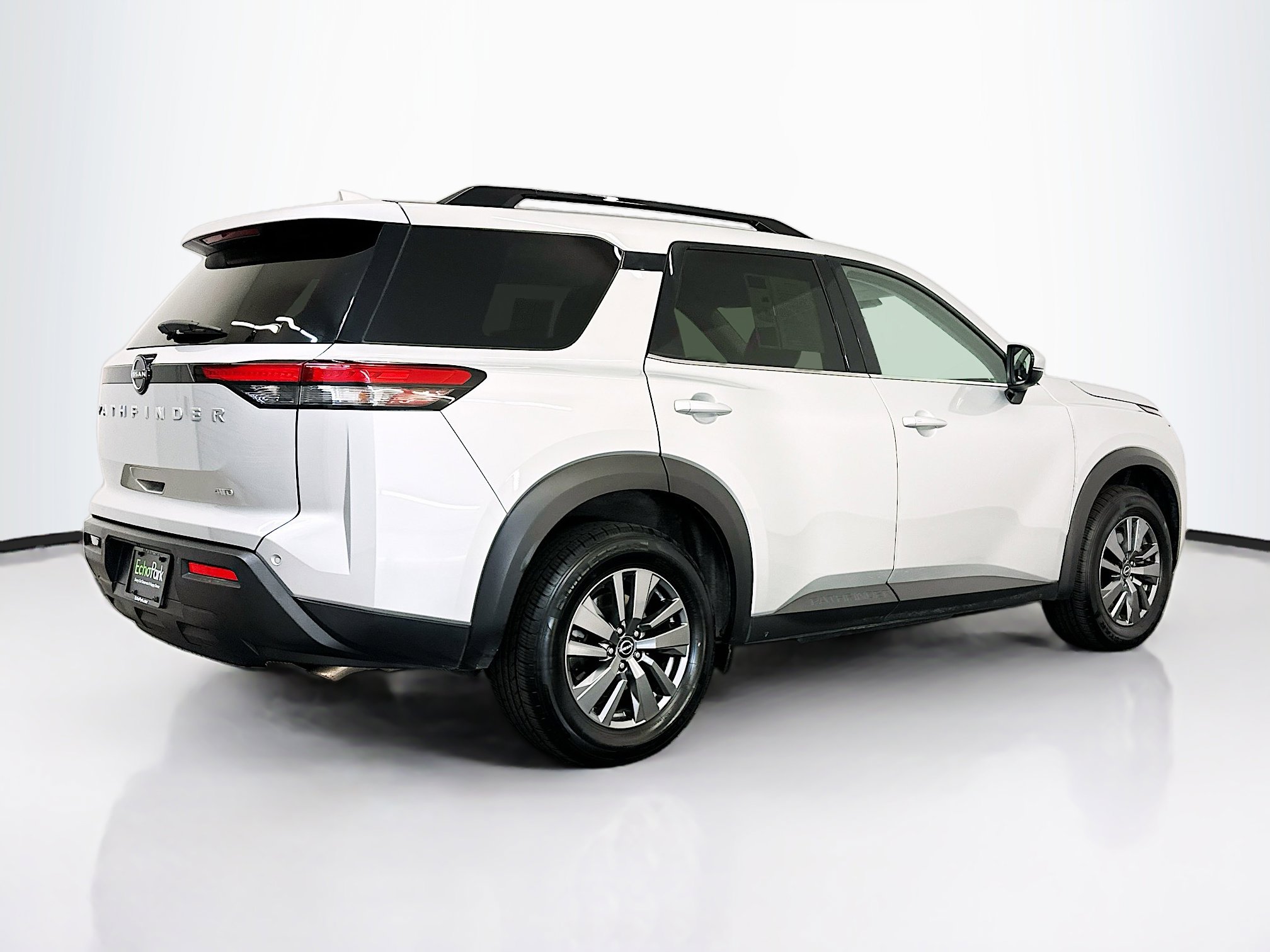 Used 2025 Nissan Pathfinder SV image 9