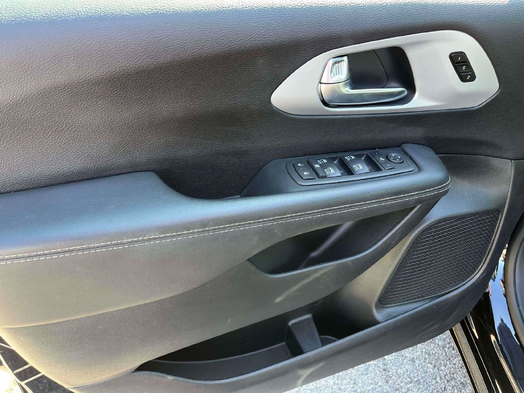 Used 2025 Chrysler Pacifica Limited FWD image 13