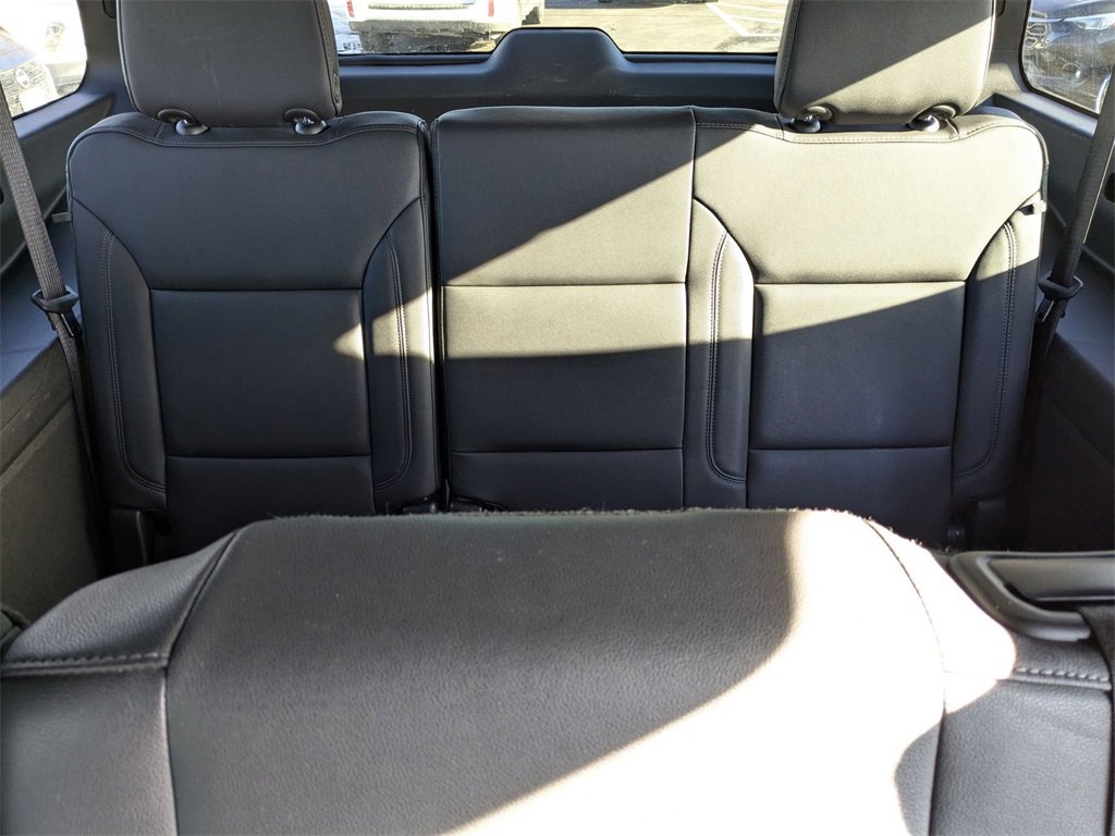 Used 2025 Chevrolet Suburban Z71 image 35