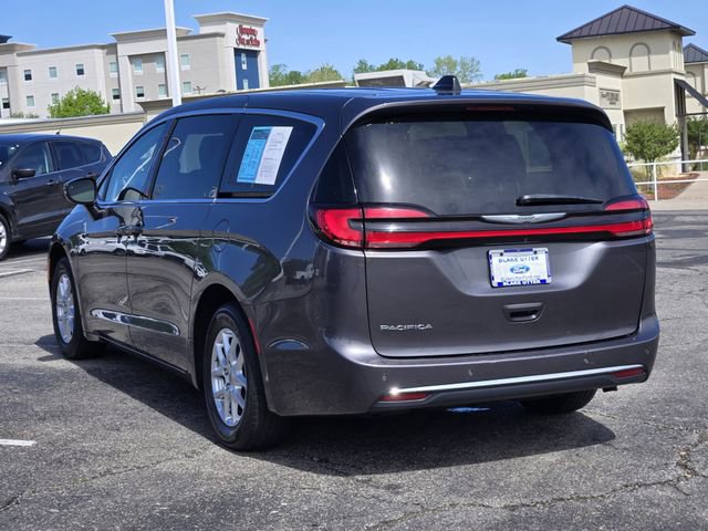 Used 2023 Chrysler Pacifica Touring-L image 5
