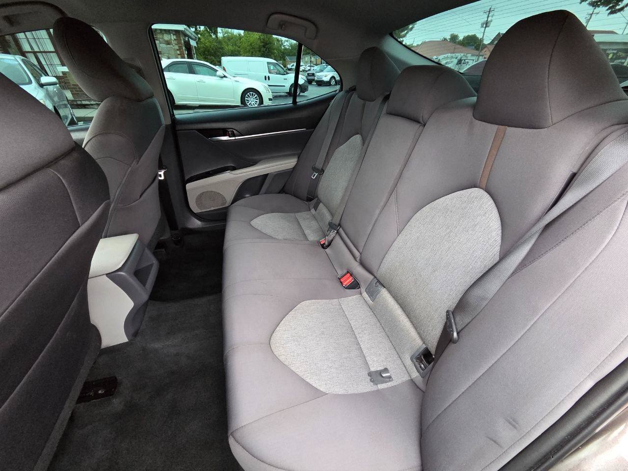 Used 2018 Toyota Camry LE FWD image 14