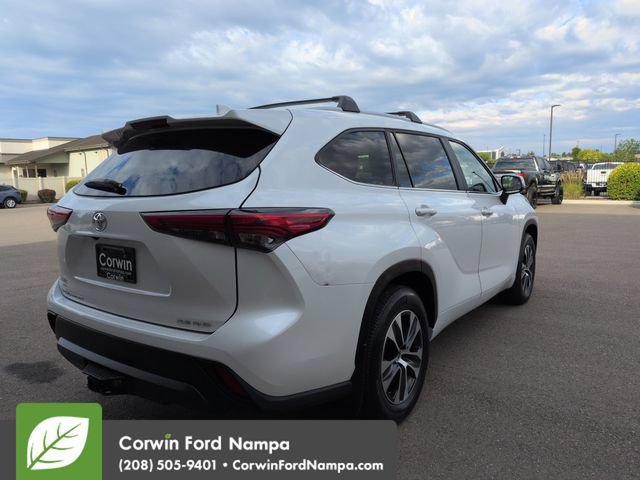 Used 2023 Toyota Highlander XLE AWD/4WD image 3