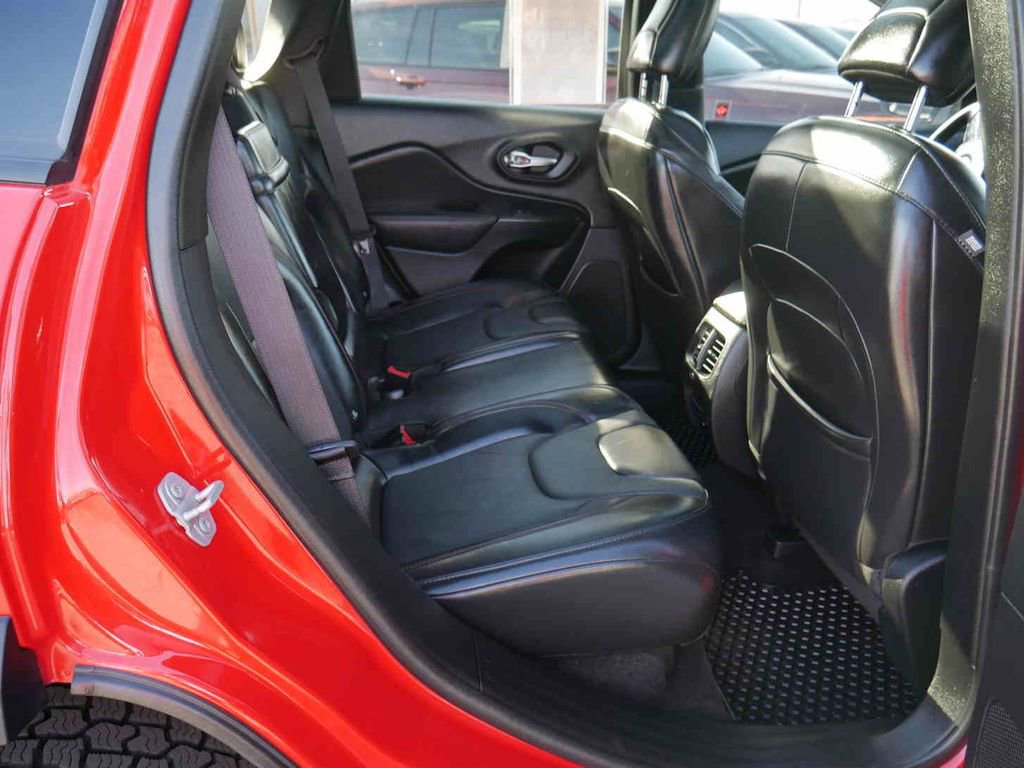 Used 2019 Jeep Cherokee Trailhawk image 24