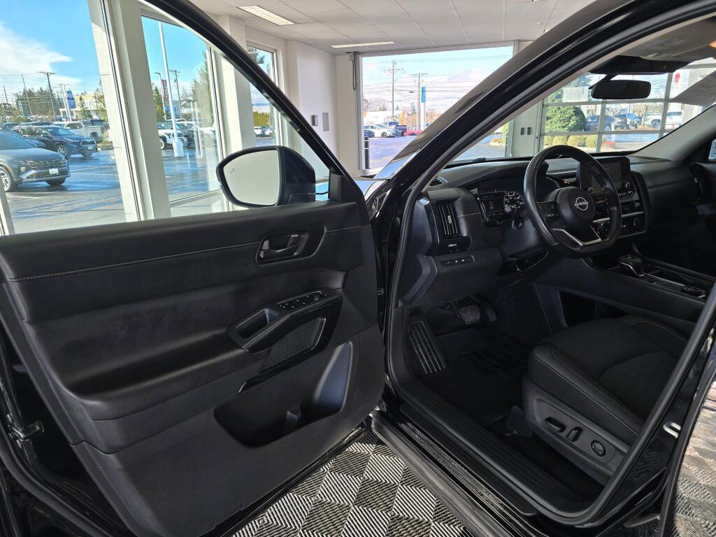 Used 2025 Nissan Pathfinder SV image 18