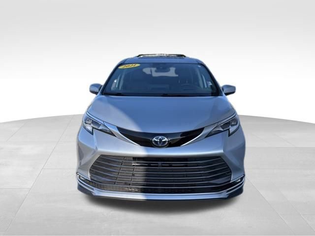Used 2021 Toyota Sienna Platinum image 2
