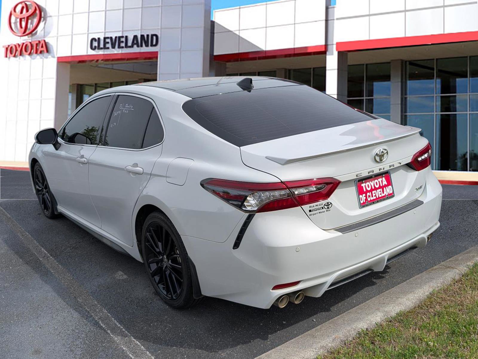 Used 2022 Toyota Camry XSE w/ Navigation Package FWD image 4