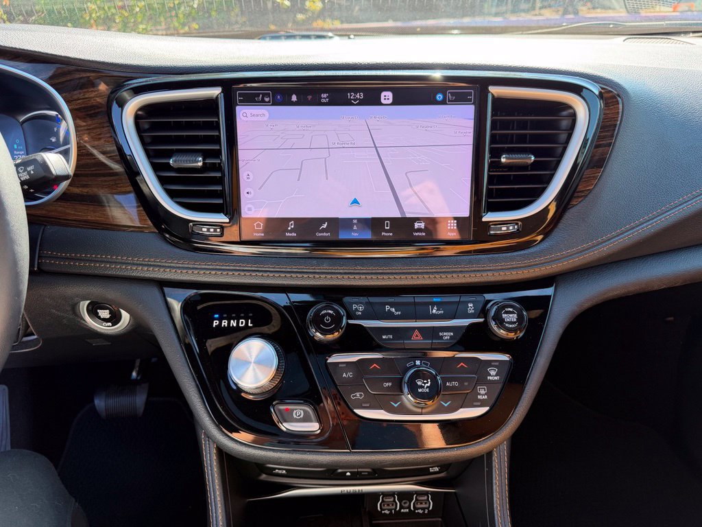 Used 2023 Chrysler Pacifica Pinnacle FWD image 23