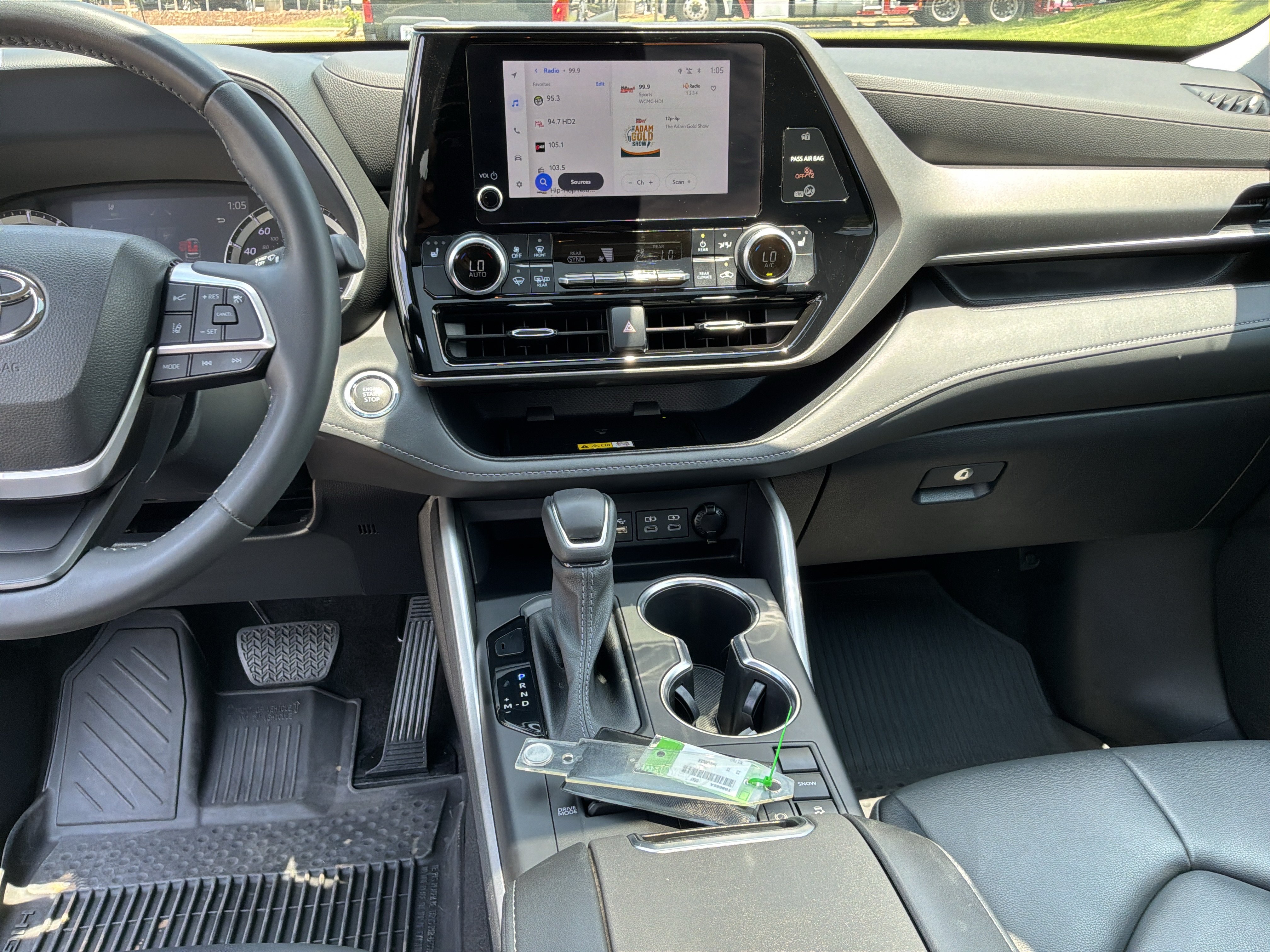 Used 2023 Toyota Highlander XLE FWD image 24