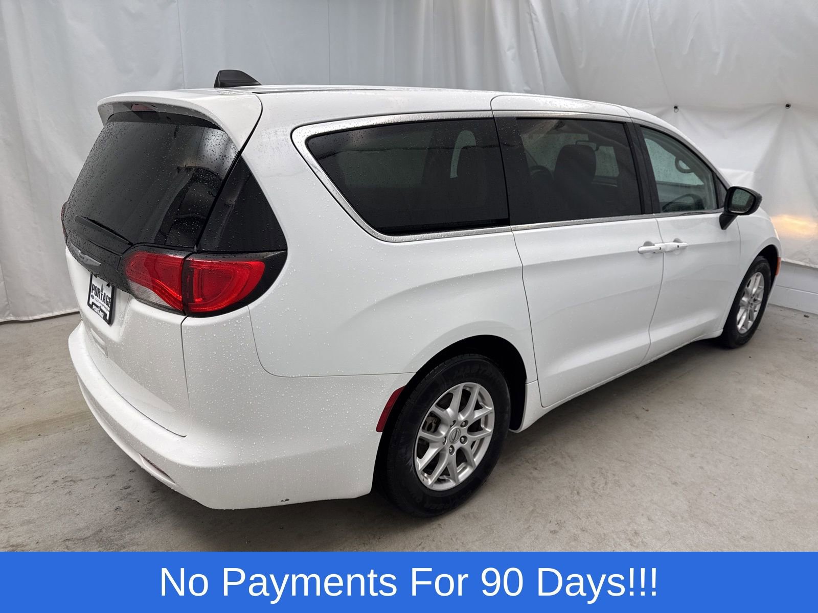 Used 2024 Chrysler Voyager LX image 2