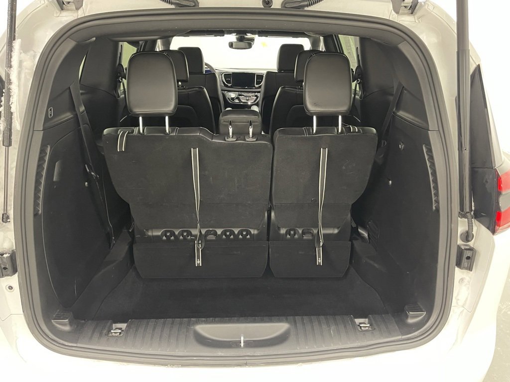 Used 2025 Chrysler Pacifica Select image 5