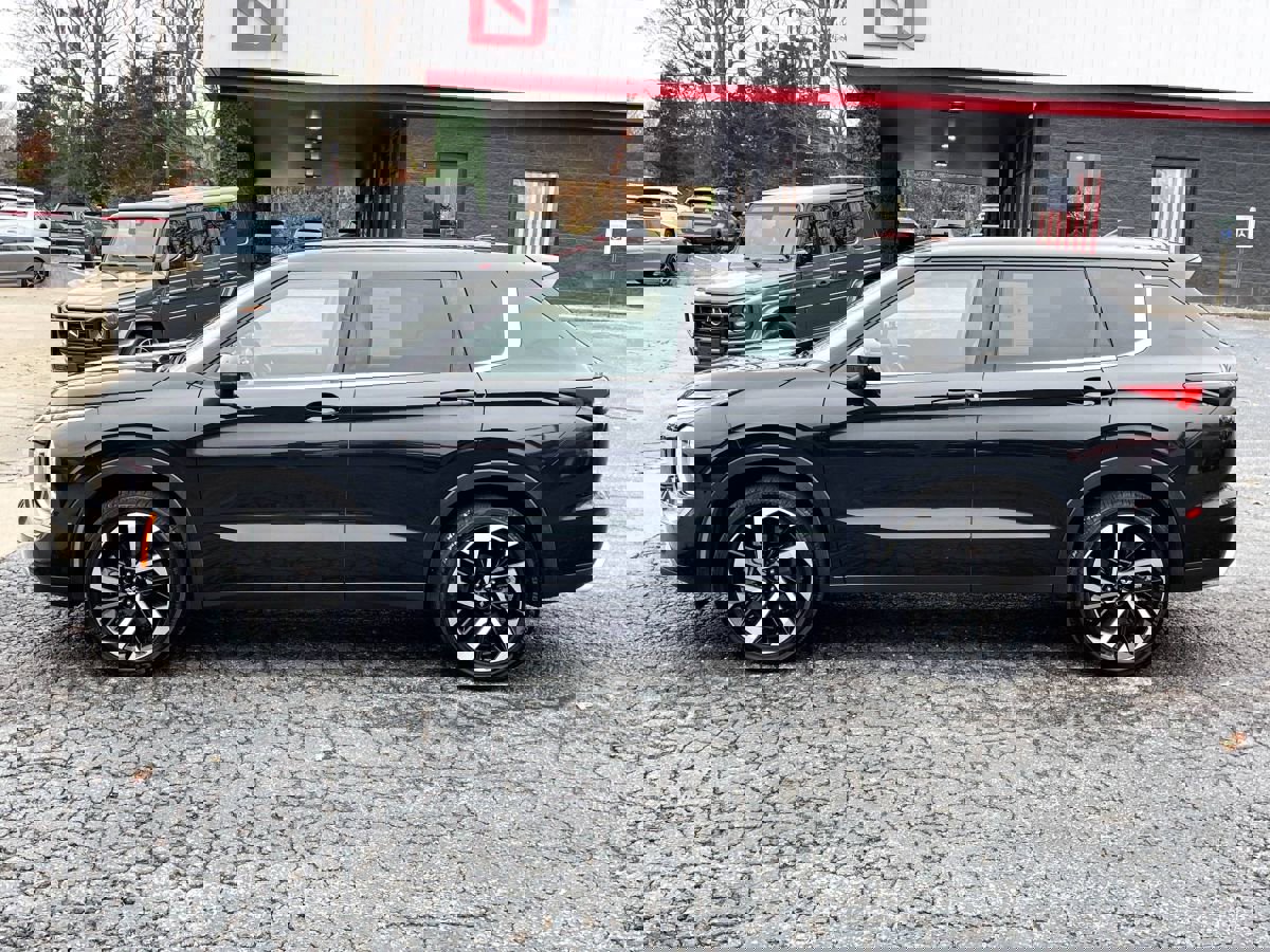 Used 2023 Mitsubishi Outlander SE image 3
