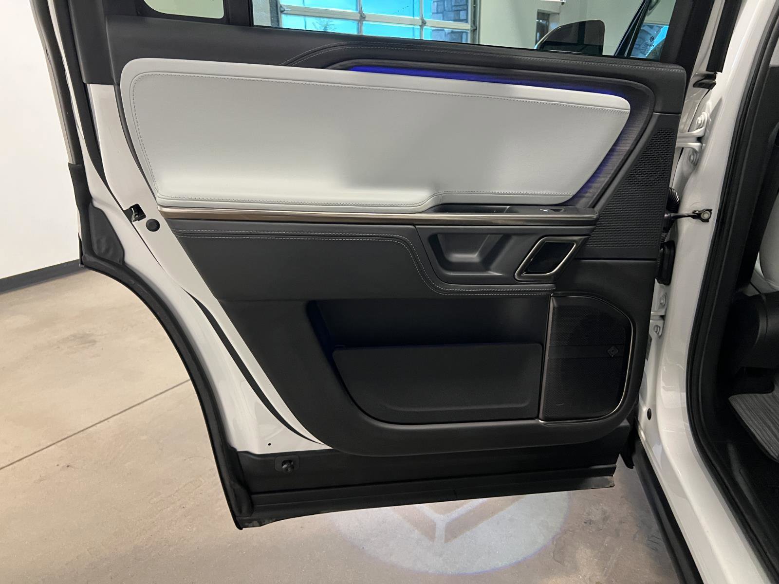 Used 2024 Rivian R1S Adventure AWD/4WD image 29