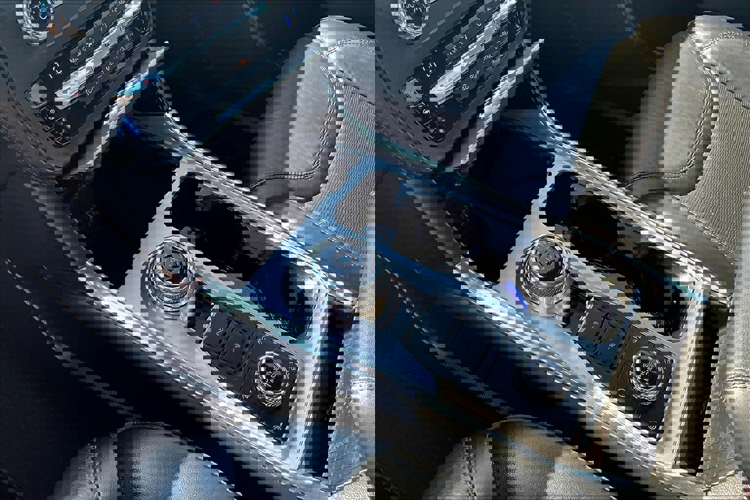 Used 2020 Ford Explorer Platinum w/ Premium Technology Package image 15