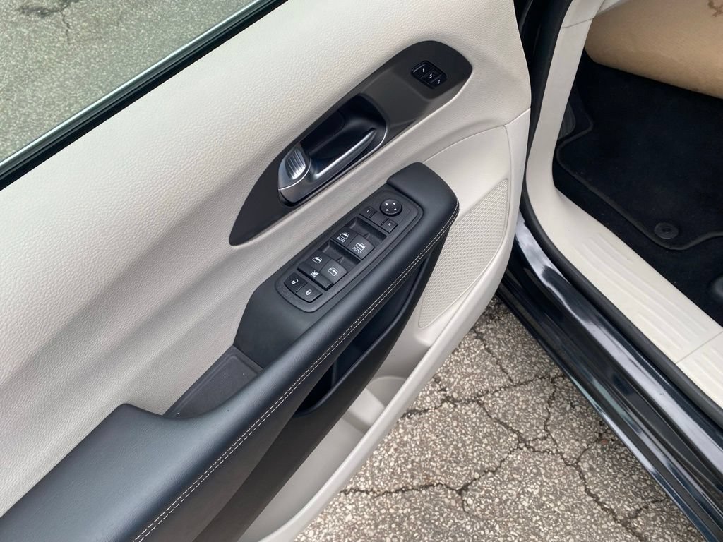 Used 2023 Chrysler Pacifica Touring-L FWD image 10